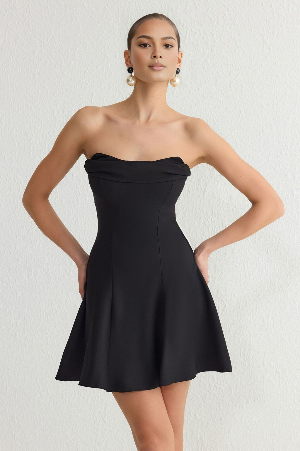 TRENDYOLMILLA Siyah A-Kesim Straplez Dokuma K?sa S?k Elbise TPRSS25EL00008