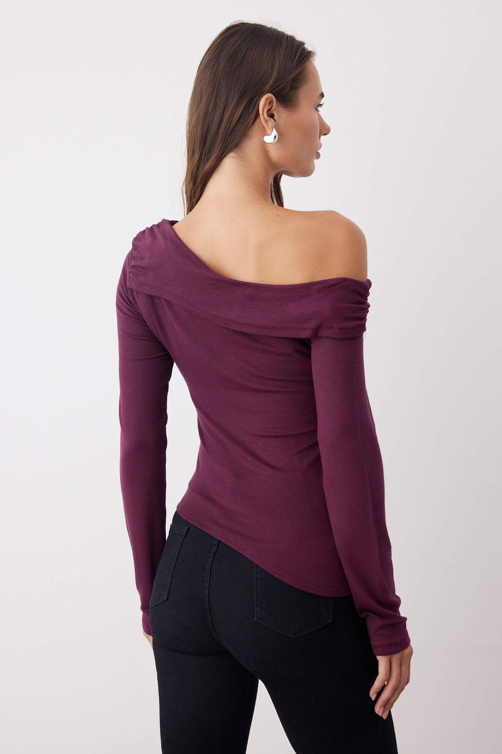 Siyah Asimetrik Yaka Aksesuar Detayl? Fitted/Vucuda Oturan Orme Bluz TWOAW26BZ00121 - Trendyolmilla фото 4