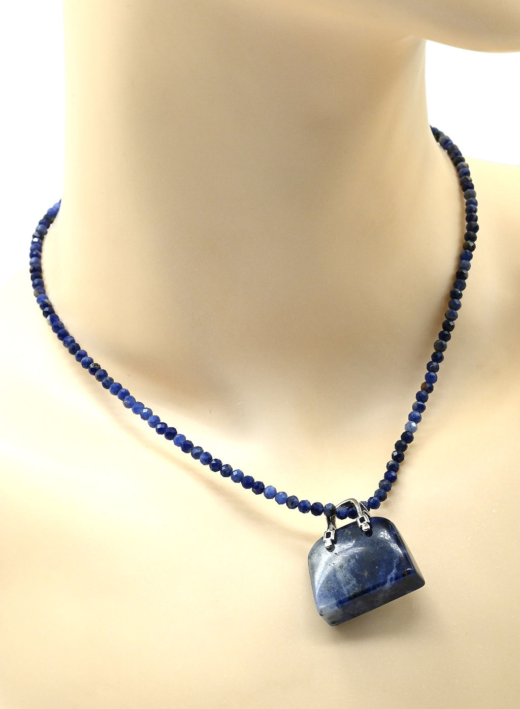 Оригинальная подвеска с содалитом в форме сумочки 25*10*27мм.