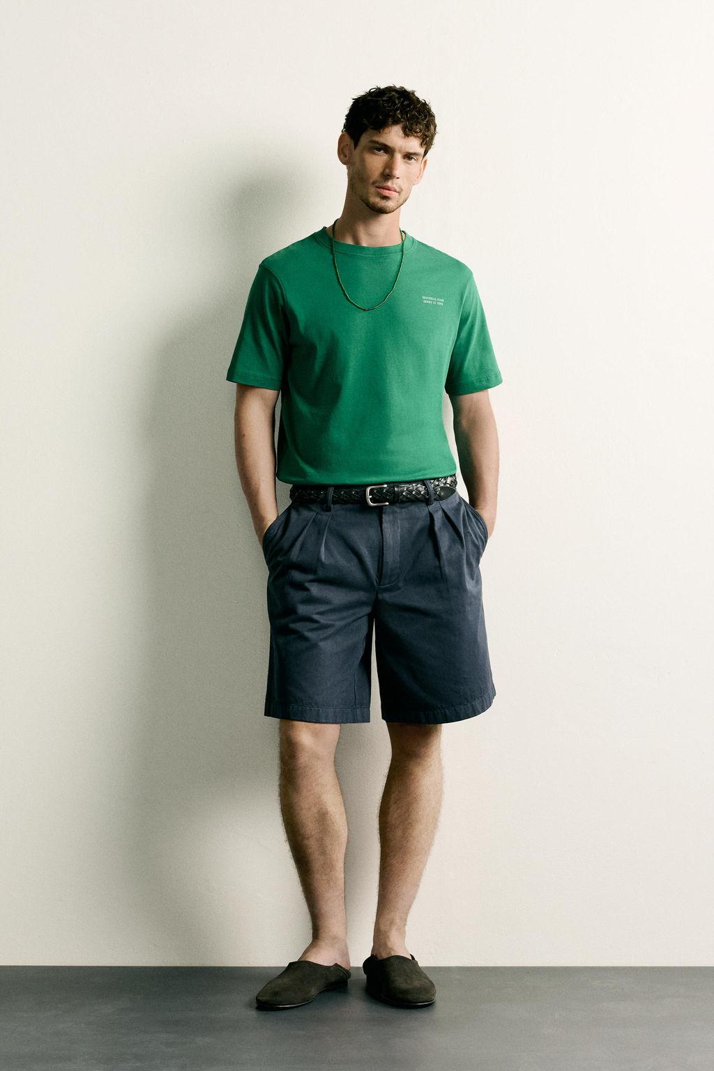 CAMISETA REGULAR FIT ESTAMPADOS COMBINADOS / VERDE