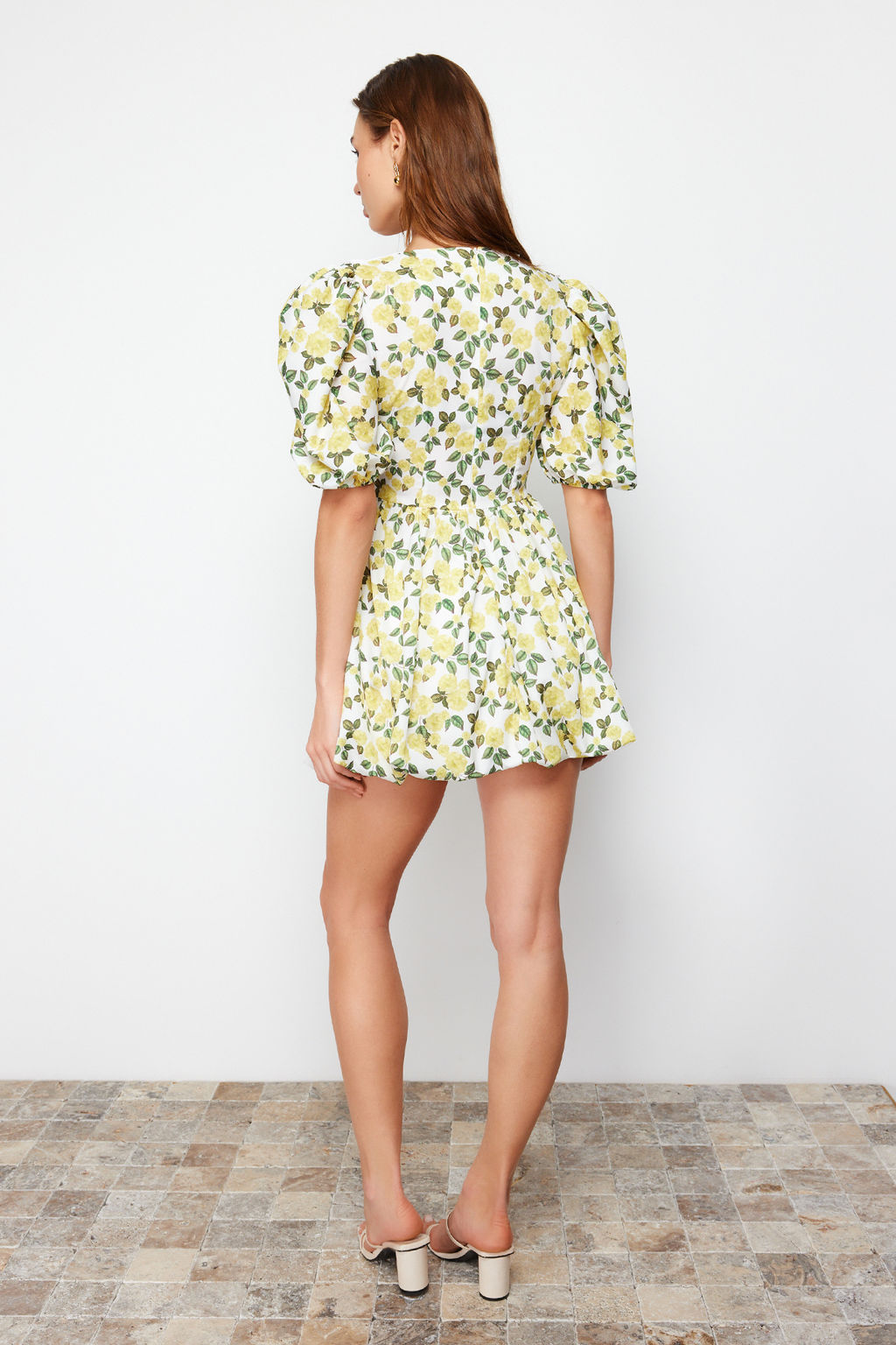 Sar? Yaka Detayl? Balon Form Super Mini Dokuma Elbise TWOSS24EL00817