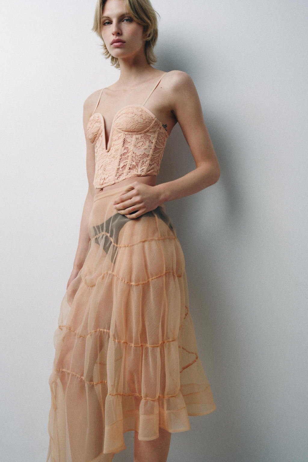 LACE CORSET WITH NECKLINE