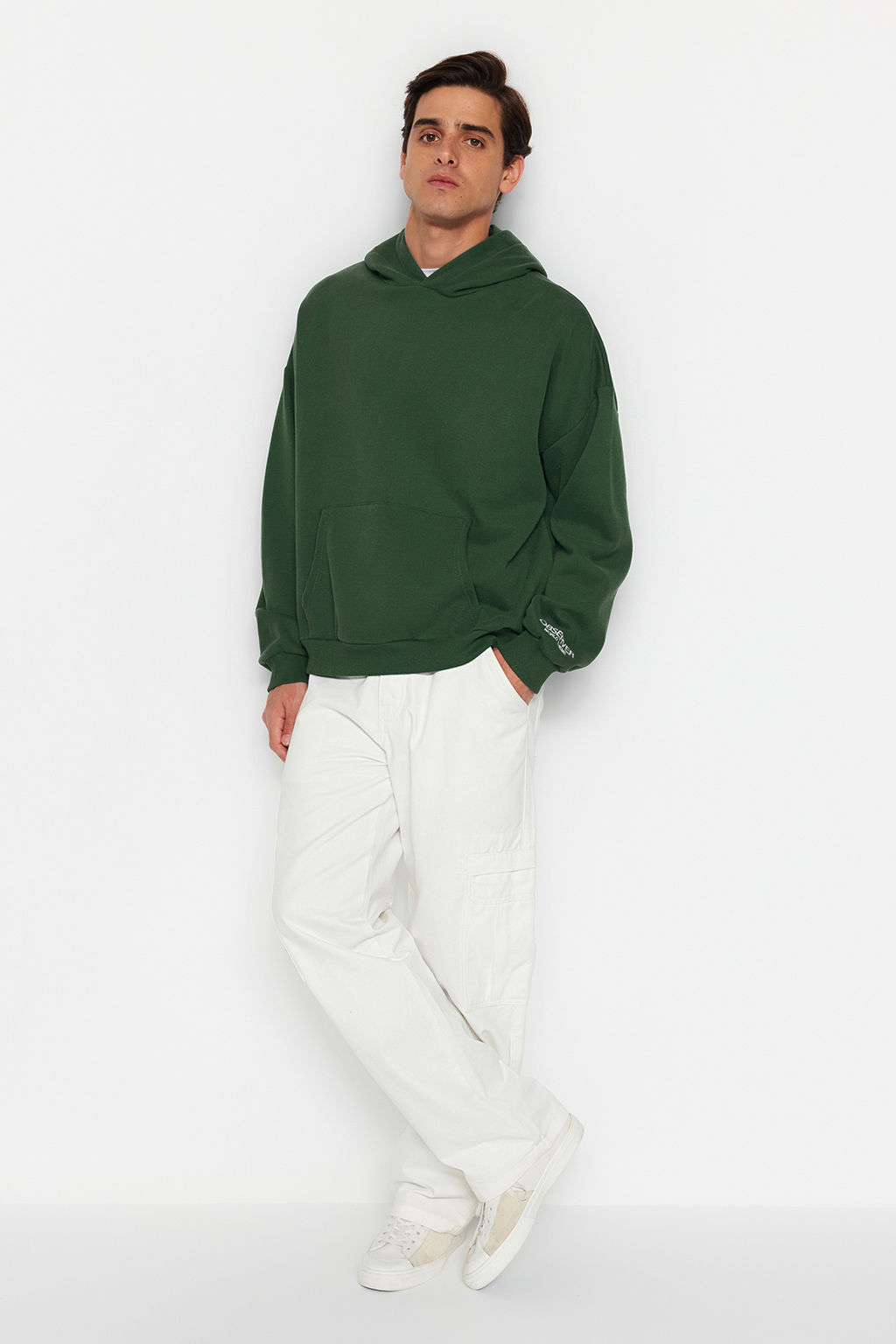 TRENDYOL MAN Siyah Kapusonlu Oversize/Genis Kesim Nak?sl? Etiketli Yumusak Kumas Sweatshirt TMNAW24SW00031 - Trendyolmilla фото 32
