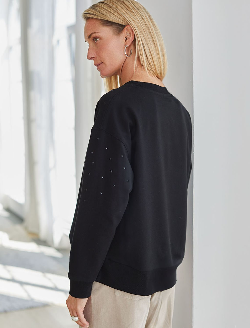 D49.072 Джемпер женский черный_стразы