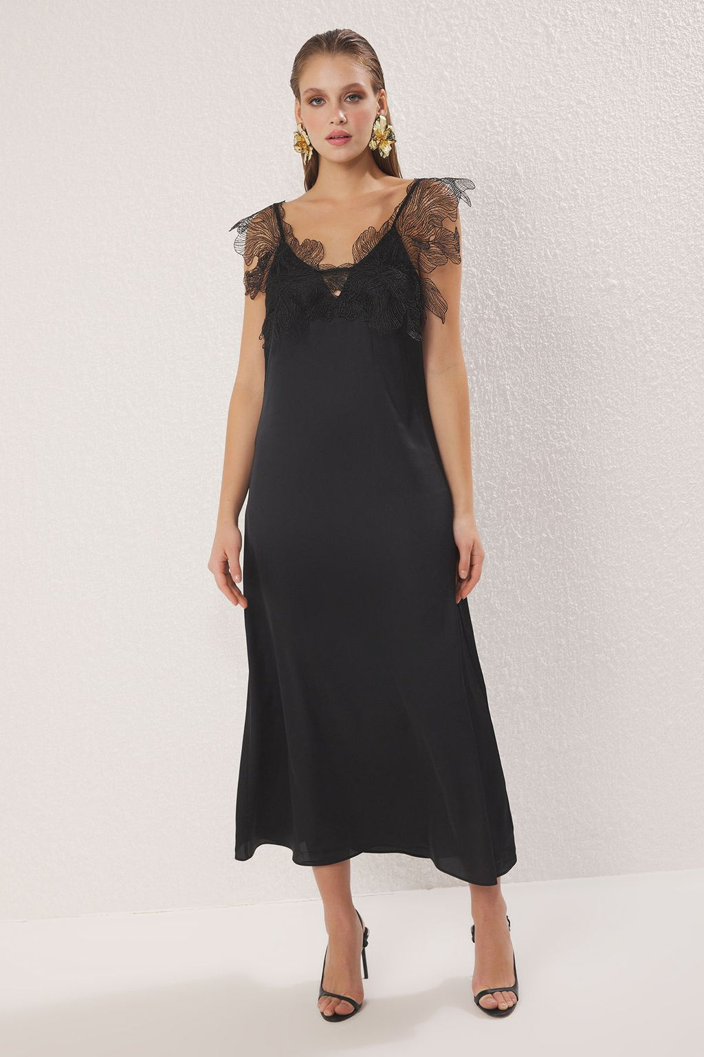 Trendyolmilla Siyah Dantel Detayl? Astarl? Saten Dokuma Midi S?k Elbise TPRSS25EL00232