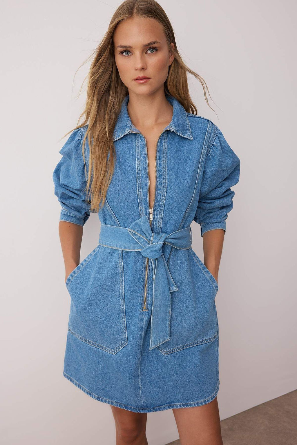 Mavi Fermuar ve Cep Detayl? Kusakl? Mini Denim Elbise TWOAW26EL00032