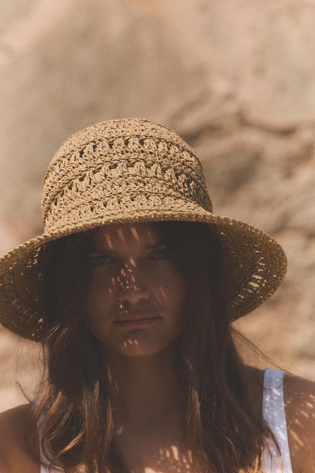 GORRO PAPEL TRENZADO / Tostado oscuro