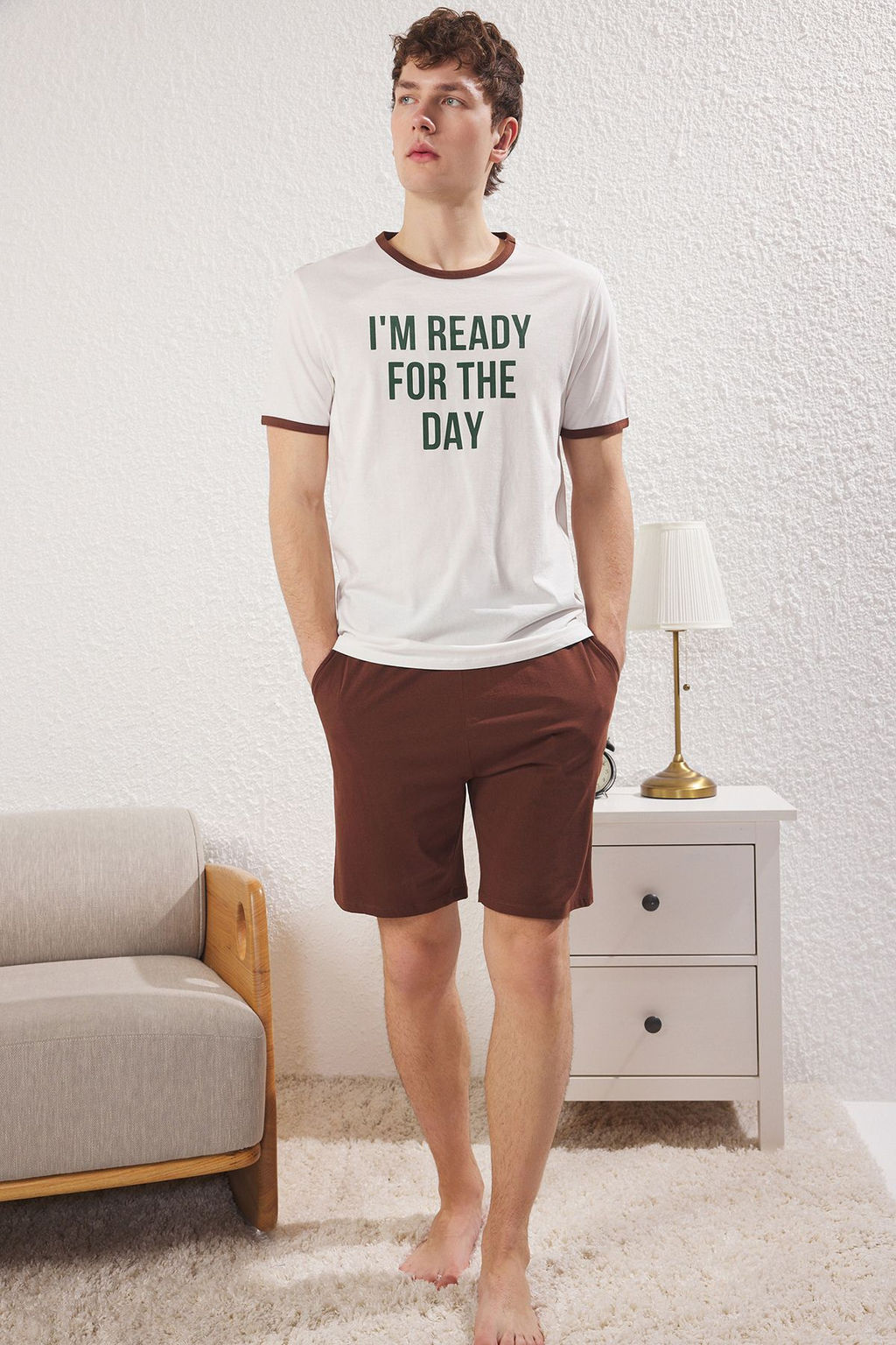 TRENDYOL MAN Ekru Kahverengi Regular Fit Slogan Bask?l? Orme Sortlu Pijama Tak?m? TMNSS25PT00011