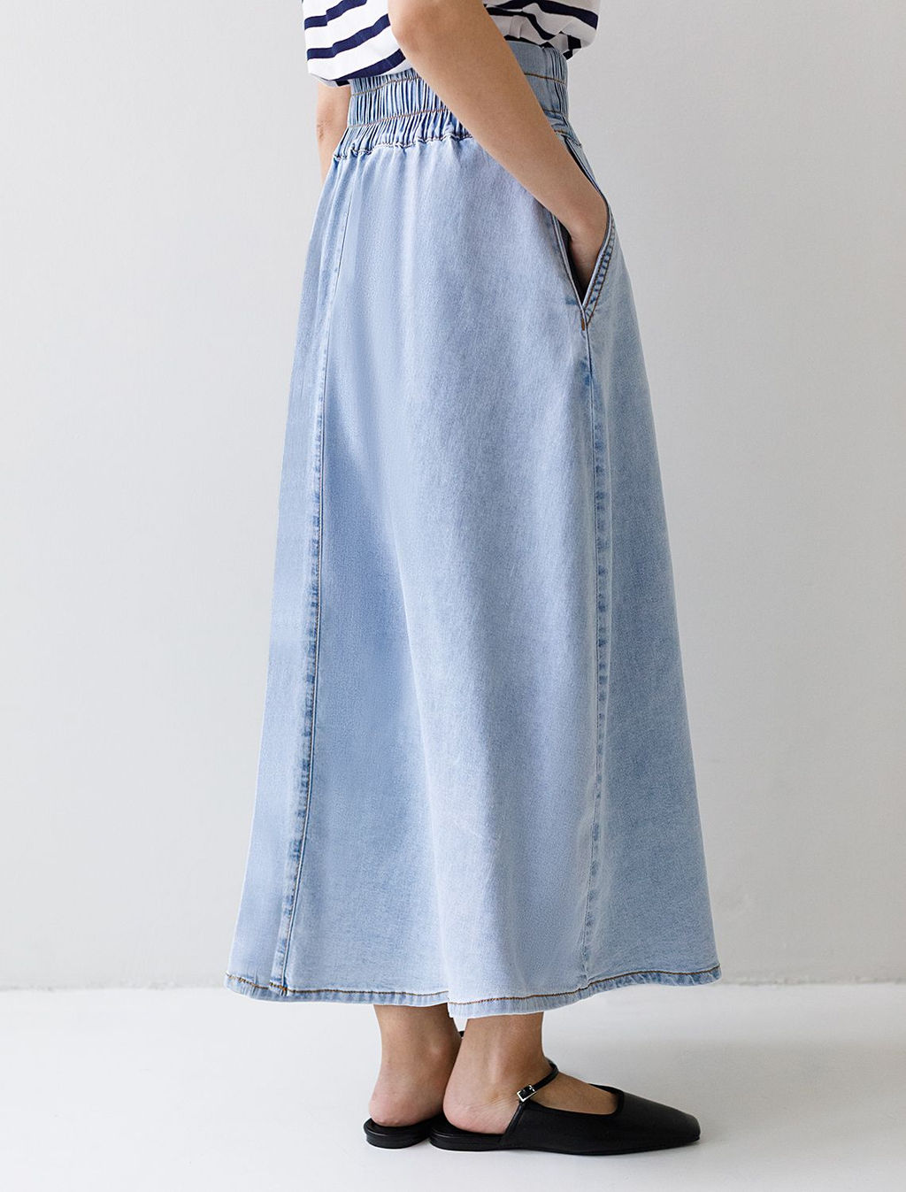 Юбка миди А-силуэта с поясом на резинке из облегченного денима