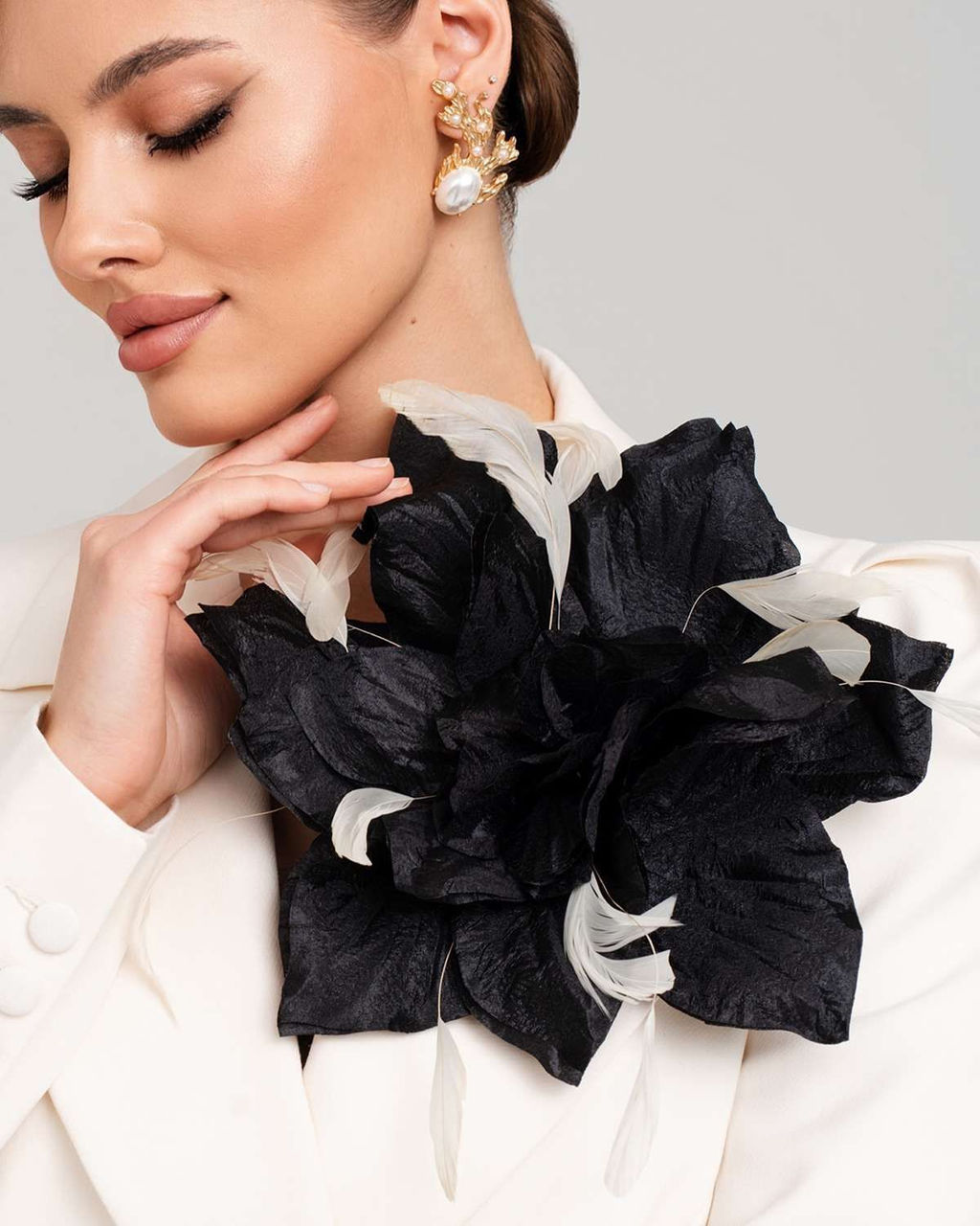 Премиальная Брошь с проволокой в шелковых лепестках и перышками