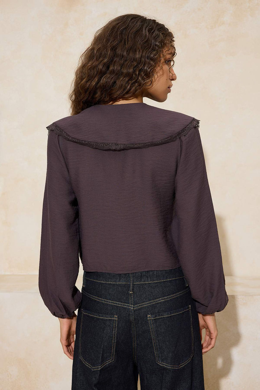 Koyu Kahverengi Bebe Yaka Dantel Garnili Yumusak Tuseli Gomlek TWOSS26GO00012 - Trendyolmilla фото 4