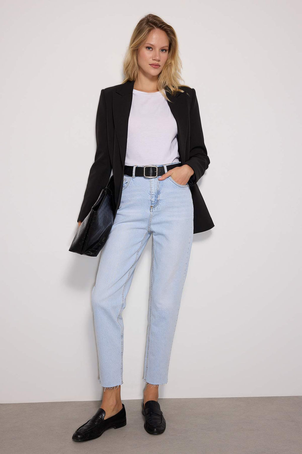TRENDYOLMILLA Ac?k Mavi More Sustainable Yuksek Bel Slim Mom Jeans TWOSS23JE00094  фото 12