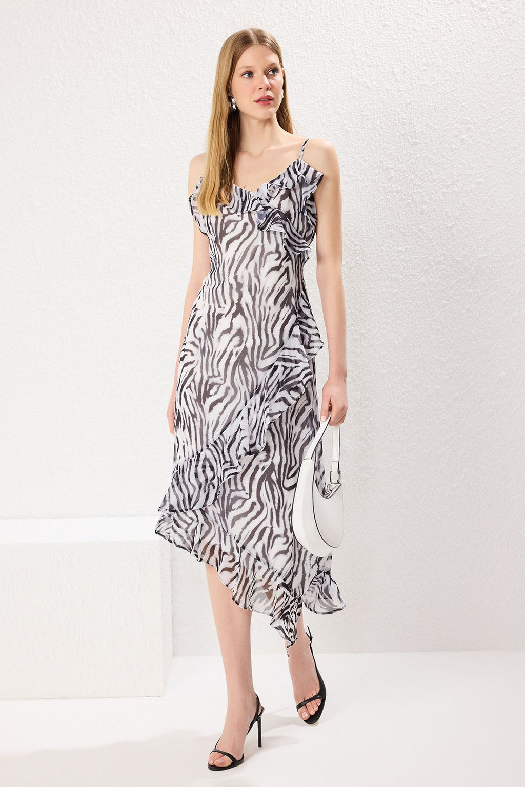 TRENDYOLMILLA Mavi Cicekli F?rf?rl? A Kesim Sifon Astarl? Maxi Dokuma Elbise TWOSS24EL00692  фото 9