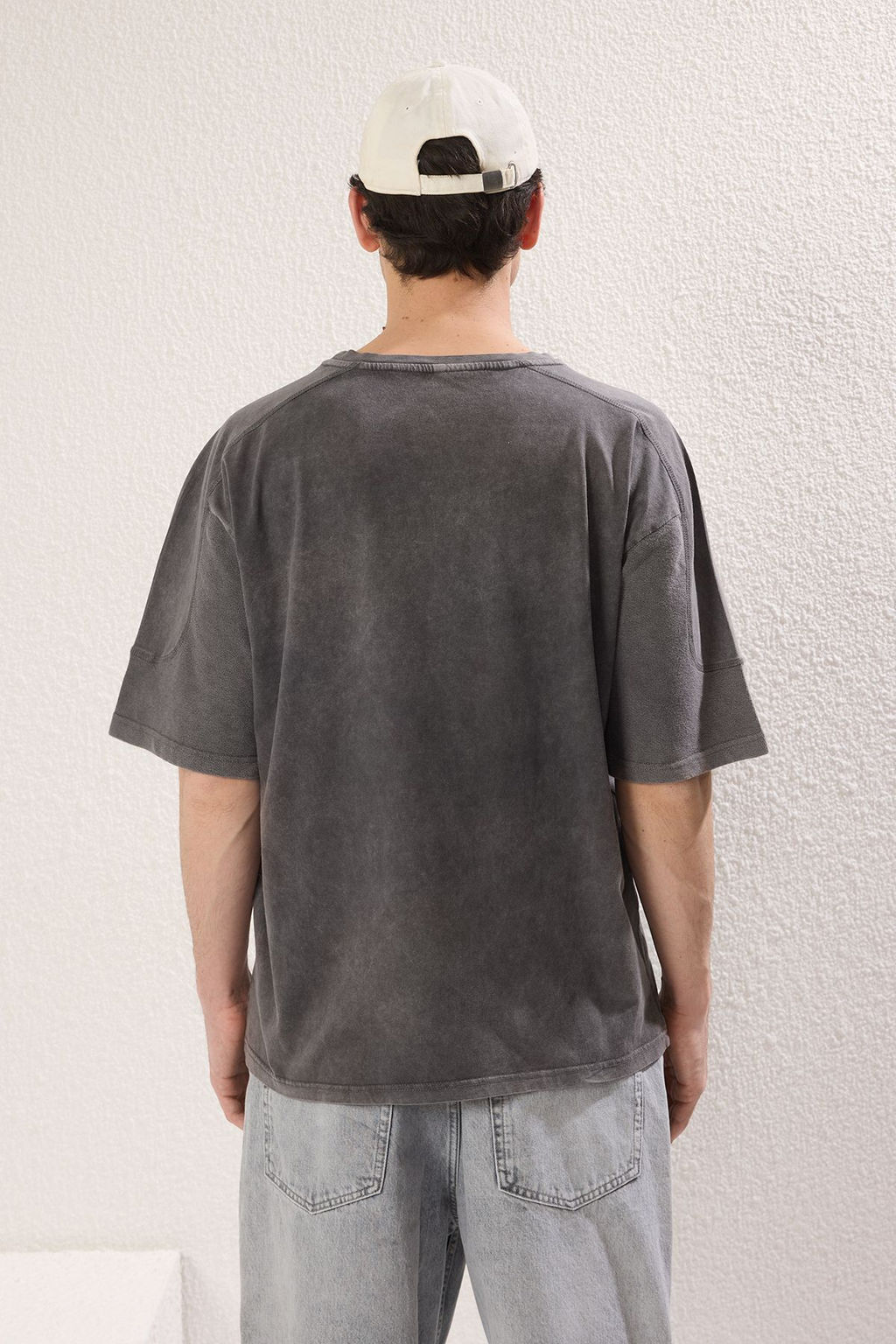 TRENDYOL MAN Vizon Oversize/Genis Kesim Eskitme/Soluk Efekt Kumas Mix Detayl? T-Shirt TMNSS25TS00014 - Trendyolmilla фото 4