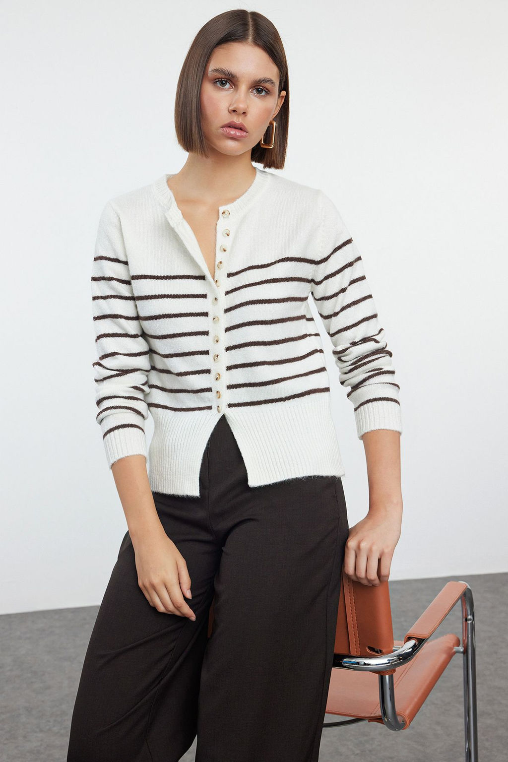 TRENDYOLMILLA Ekru Yumusak Dokulu Bisiklet Yaka Ceket Gorunumlu Triko H?rka TWOAW25HI00245  фото 2