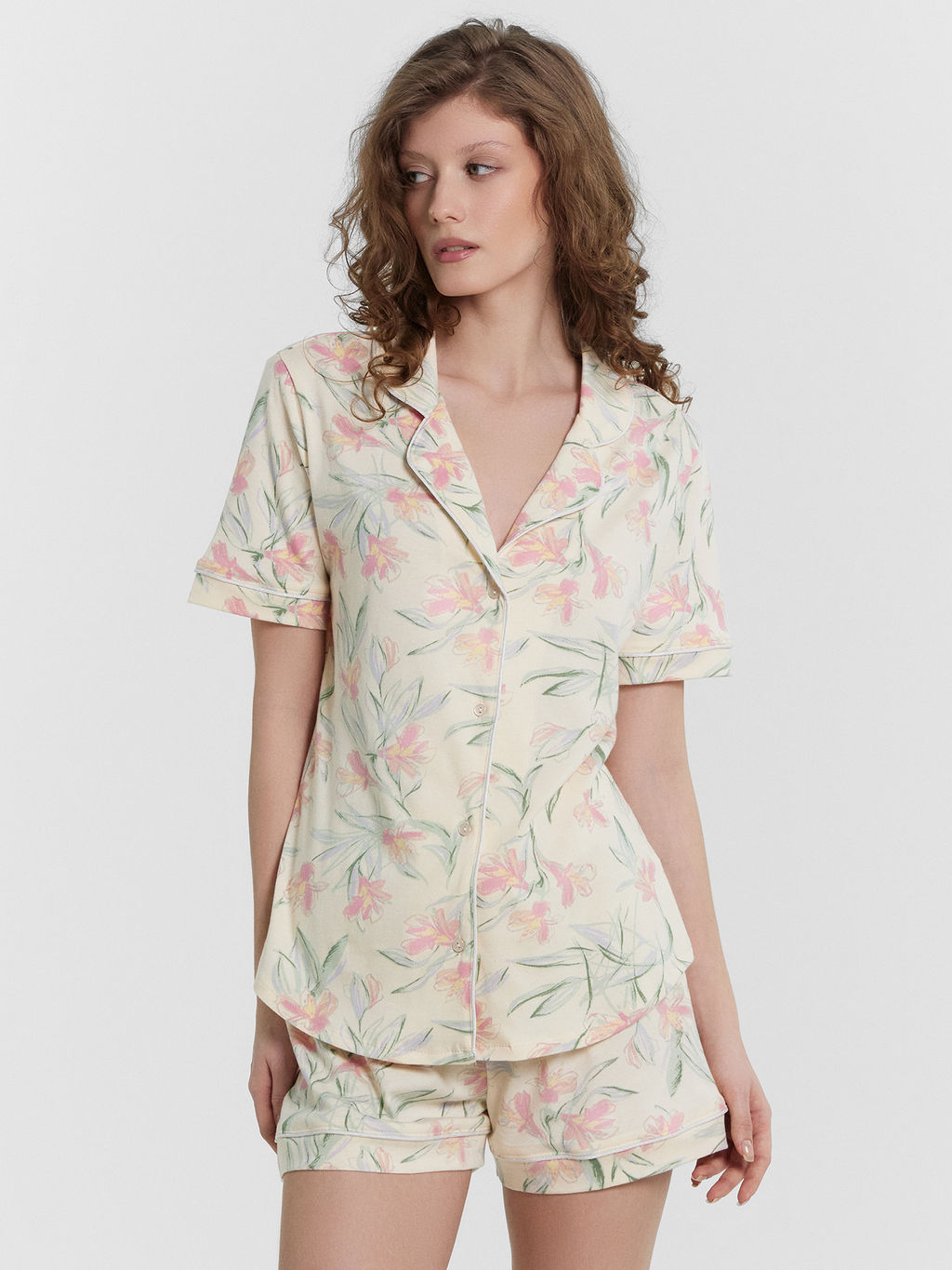 Пижама женская с цветочным принтом лилии на сливочном 592478