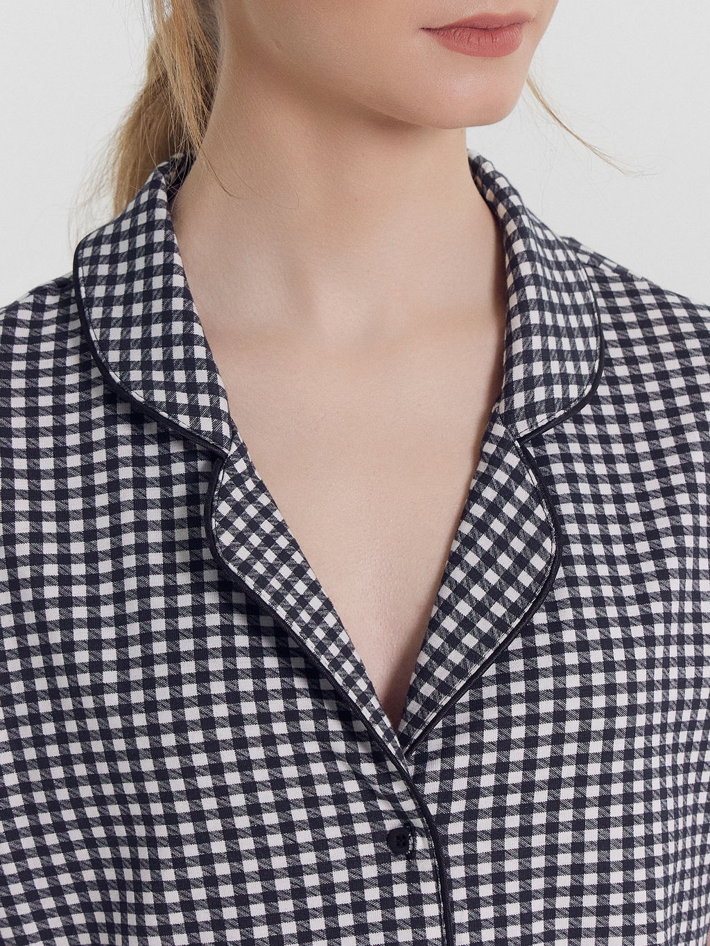 КОМПЛЕКТ ЖЕНСКИЙ (ЖАКЕТ, ШОРТЫ) черная клетка на белом 592478