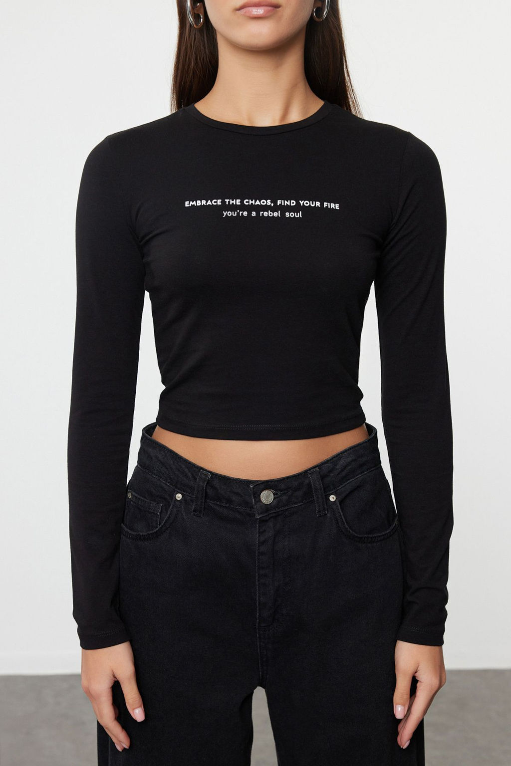 Trendyolmilla Antrasit Slogan Bask?l? Vucuda Oturan Crop Esnek Orme Bluz TWOAW25BZ00148