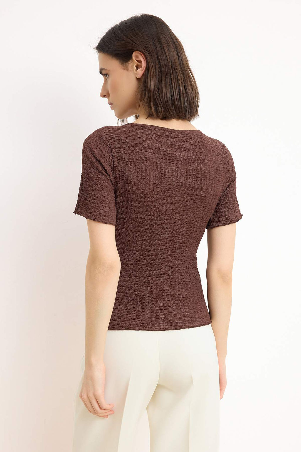 Kahverengi Fitted/Vucuda Oturan Dugmeli K?sa Kollu Dokulu Orme Bluz TWOSS26BZ00261 - Trendyolmilla фото 4