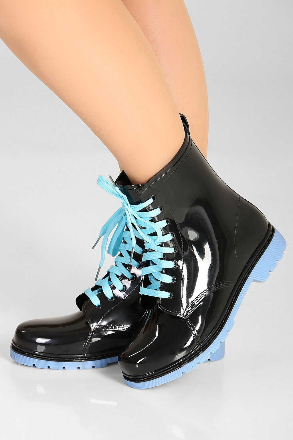 Резиновые ботинки с синими шнурками
