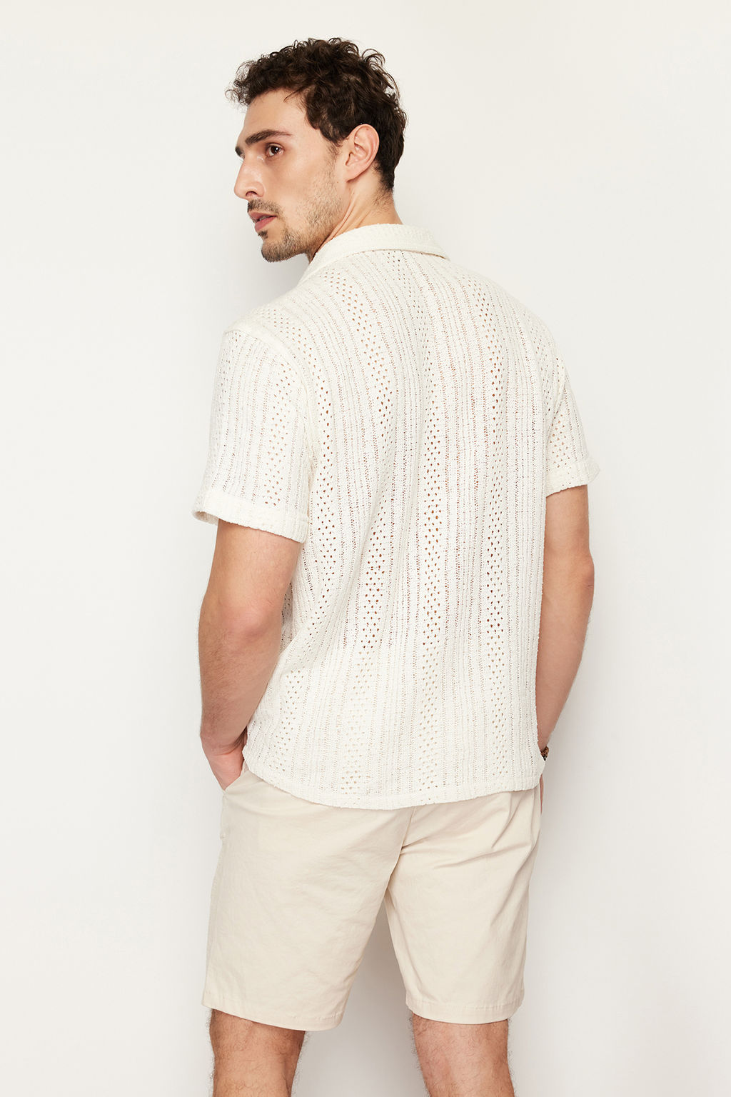 Trendyolmilla Man Ekru Regular Fit Apas Yaka Triko Gorunumlu Gomlek TMNSS24GO00026  фото 7