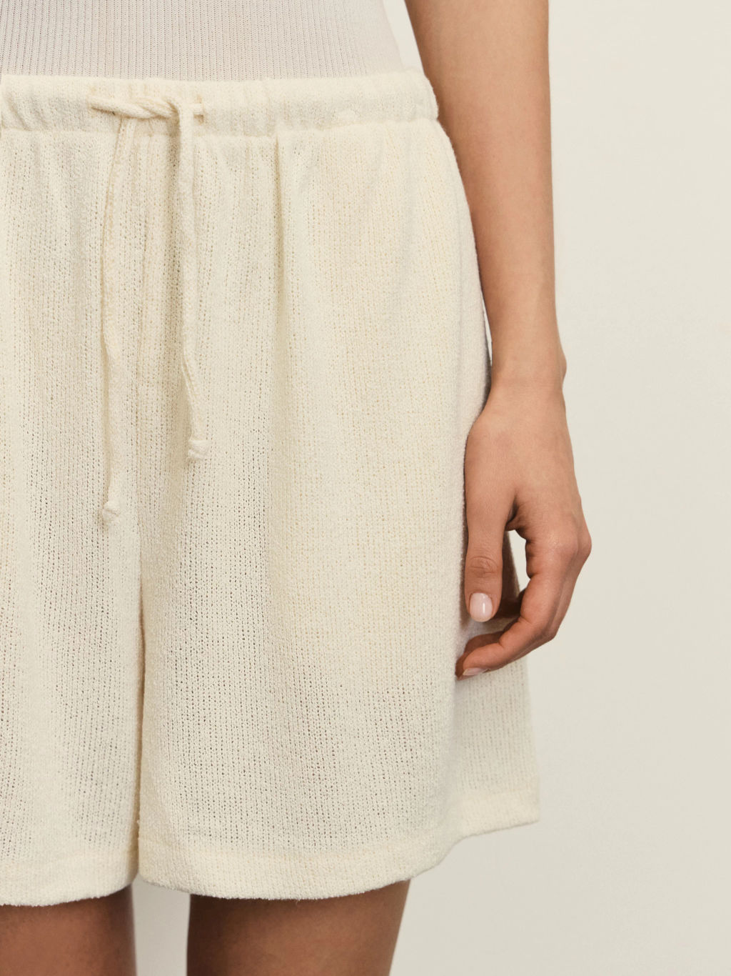 Шорты свободного кроя из фактурной ткани / Zarina  фото 6