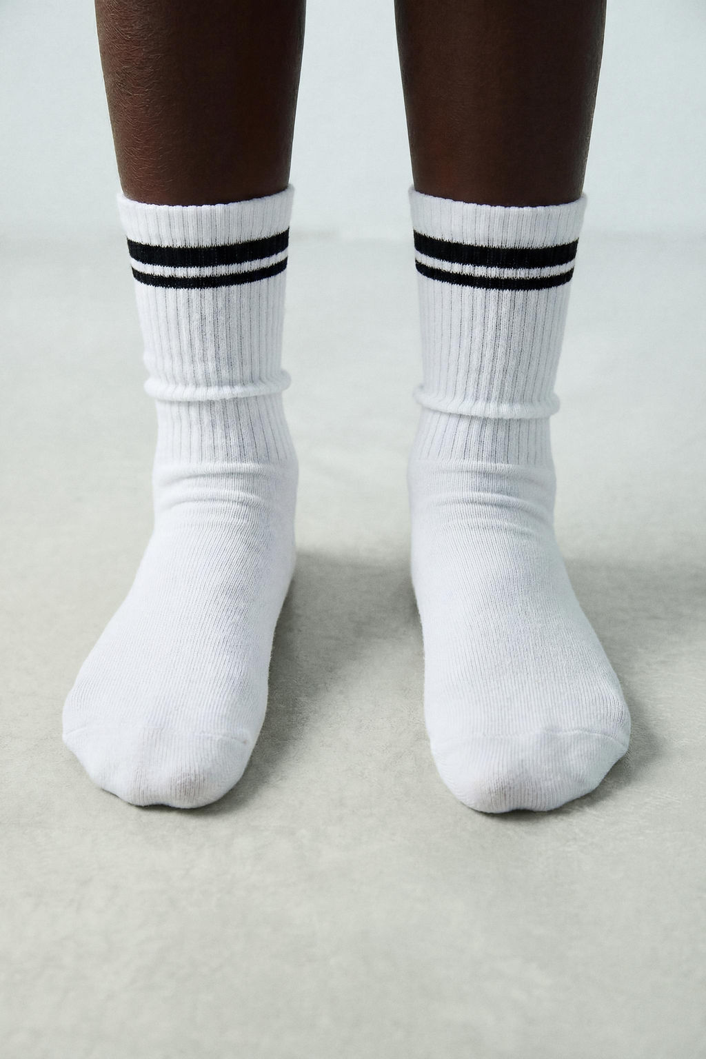 PACK TRES CALCETINES ALTOS RAYA DEPORTIVA / Negro / Blanco - Zara фото 6