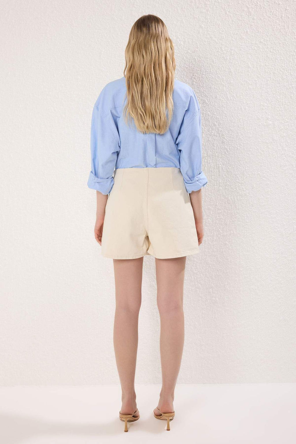Trendyolmilla Ekru Aksesuar Detayl? Yuksek Bel Denim Sort Etek TWOSS25SR00200  фото 5