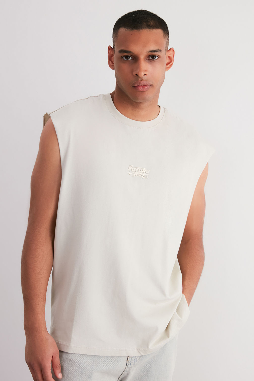 TRENDYOL MAN Siyah Oversize/Genis Kesim Kabar?k Yaz? Bask?l? Etiketli T-Shirt/Atlet TMNSS24AL00005