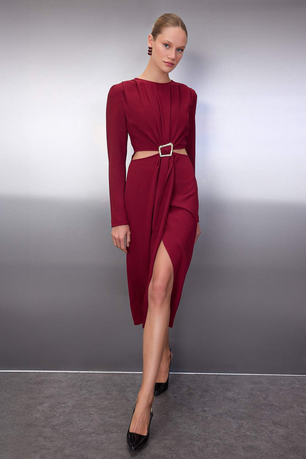 Siyah Cut out ve Aksesuar Detayl? Anvelop Etekli Midi Dokuma Elbise TWOAW26EL00179 - Trendyolmilla фото 5