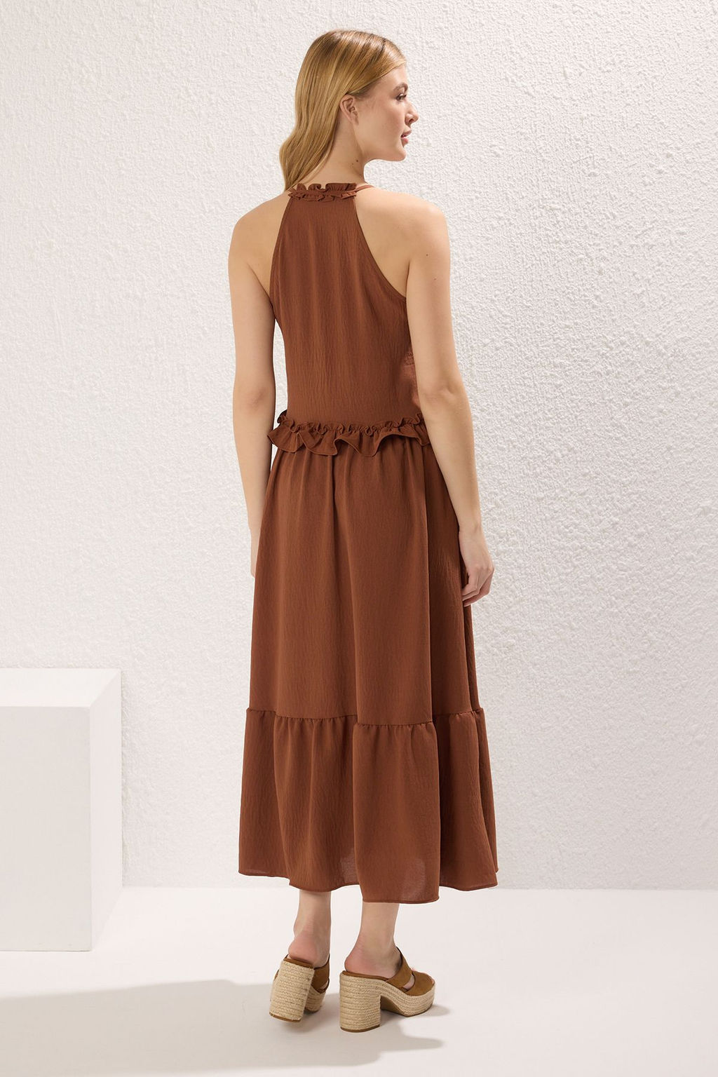 Kahverengi Duz Etegi Belden Ac?lan Volanl? / F?rf?rl? Maxi Dokuma Elbise TWOSS25EL00426 - Trendyolmilla фото 4