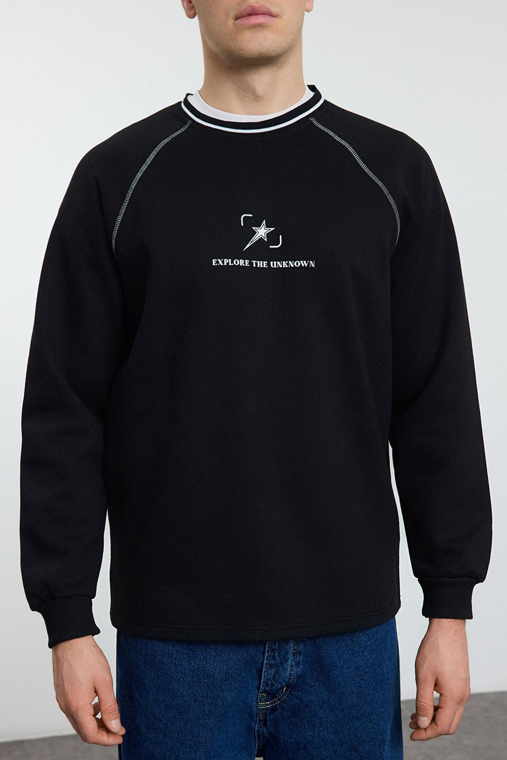 TRENDYOL MAN Bej Regular/Normal Kesim Dikis ve Yaka Triko Bant Detayl? Bask?l? Sweatshirt TMNAW25SW00166 - Trendyolmilla фото 3