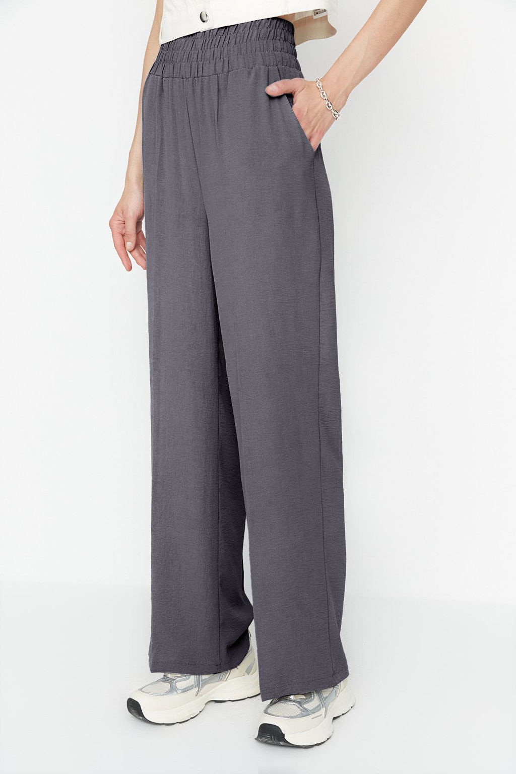 TRENDYOLMILLA Siyah Wide Leg/Genis Paca Beli Lastikli Dokuma Pantolon TWOSS22PL00024  фото 4