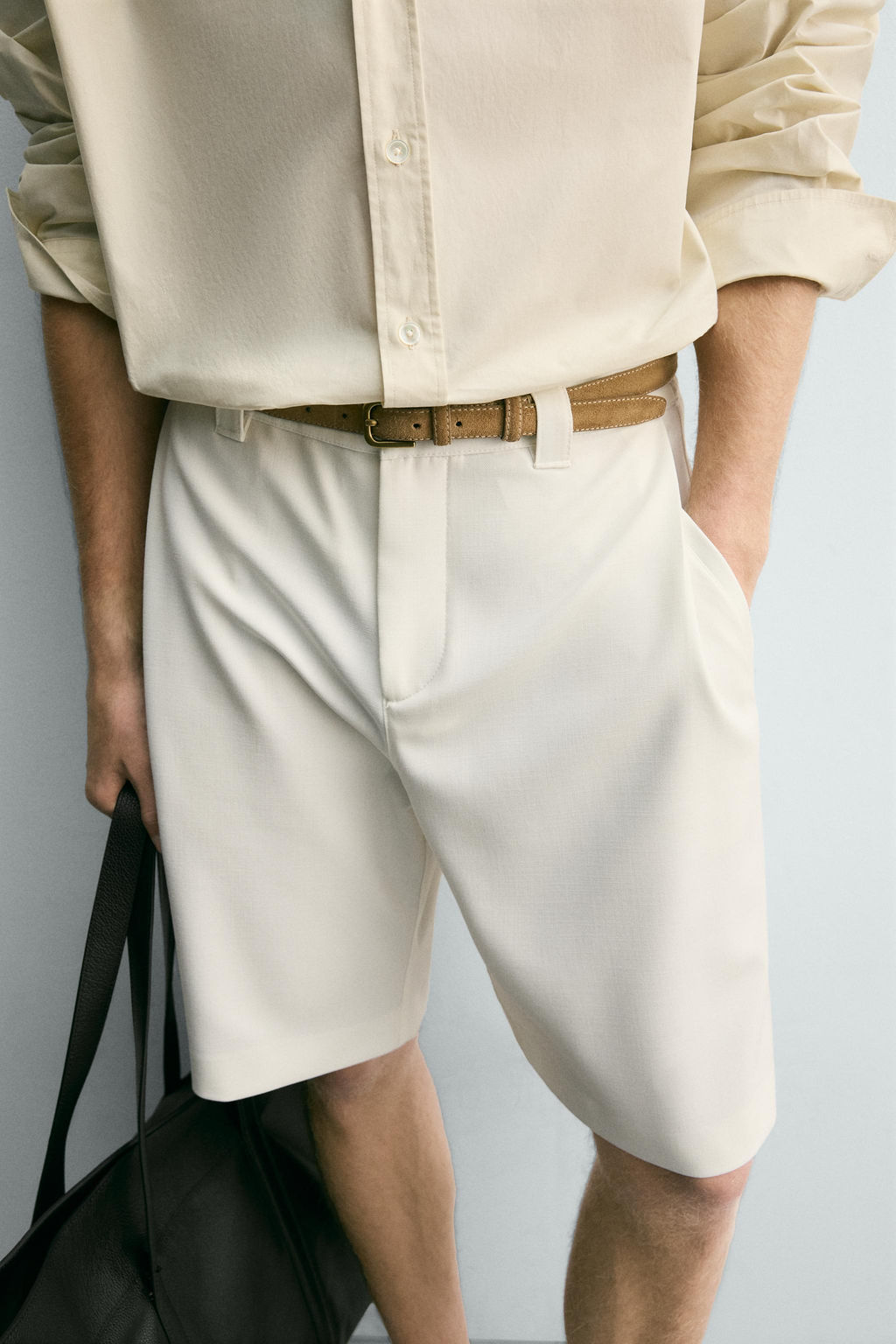 BERMUDA RELAXED FIT PLIEGUES LATERALES / Blanco roto