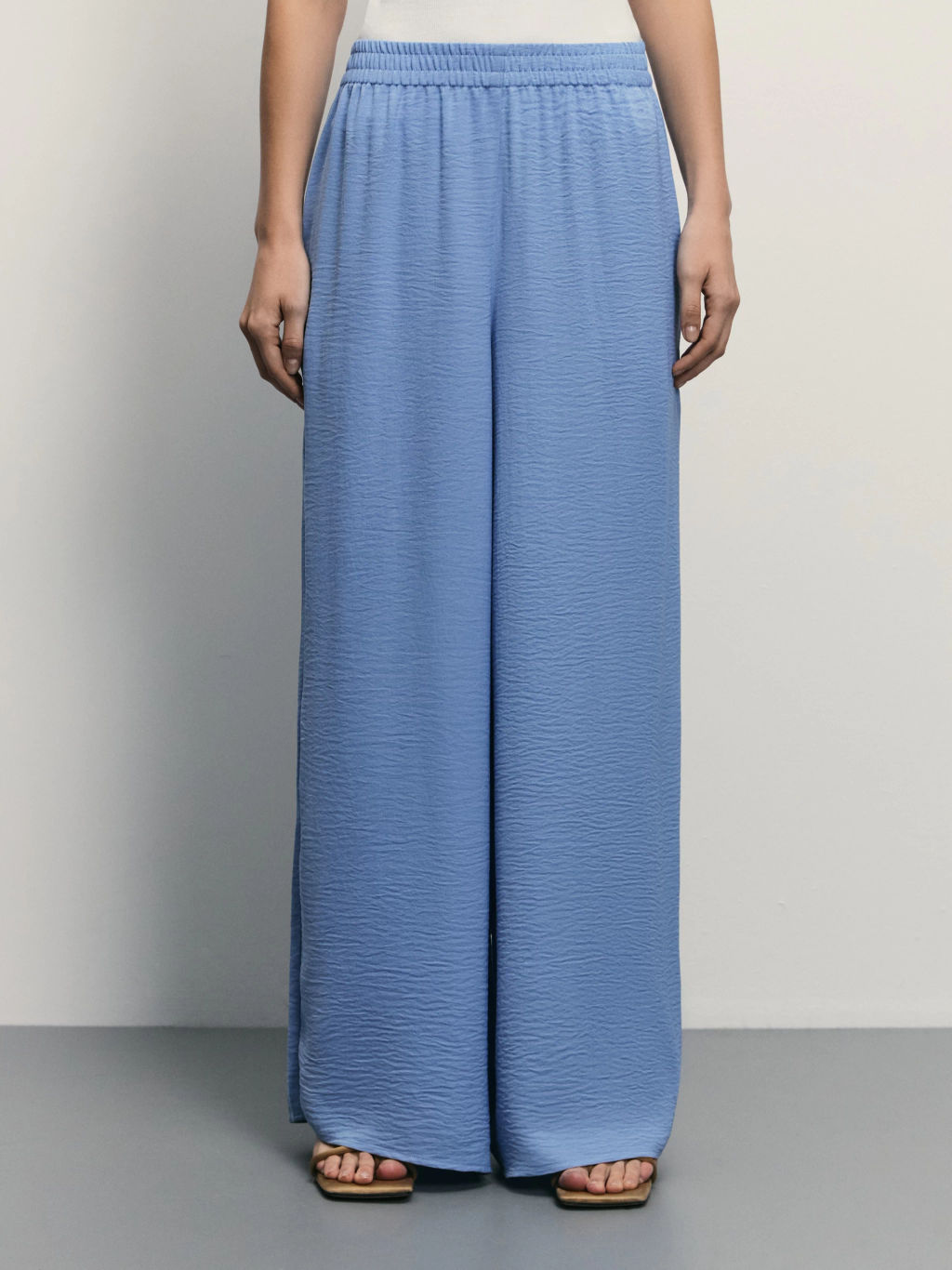 Брюки-палаццо с эластичным поясом из жатой ткани / Zarina  фото 2