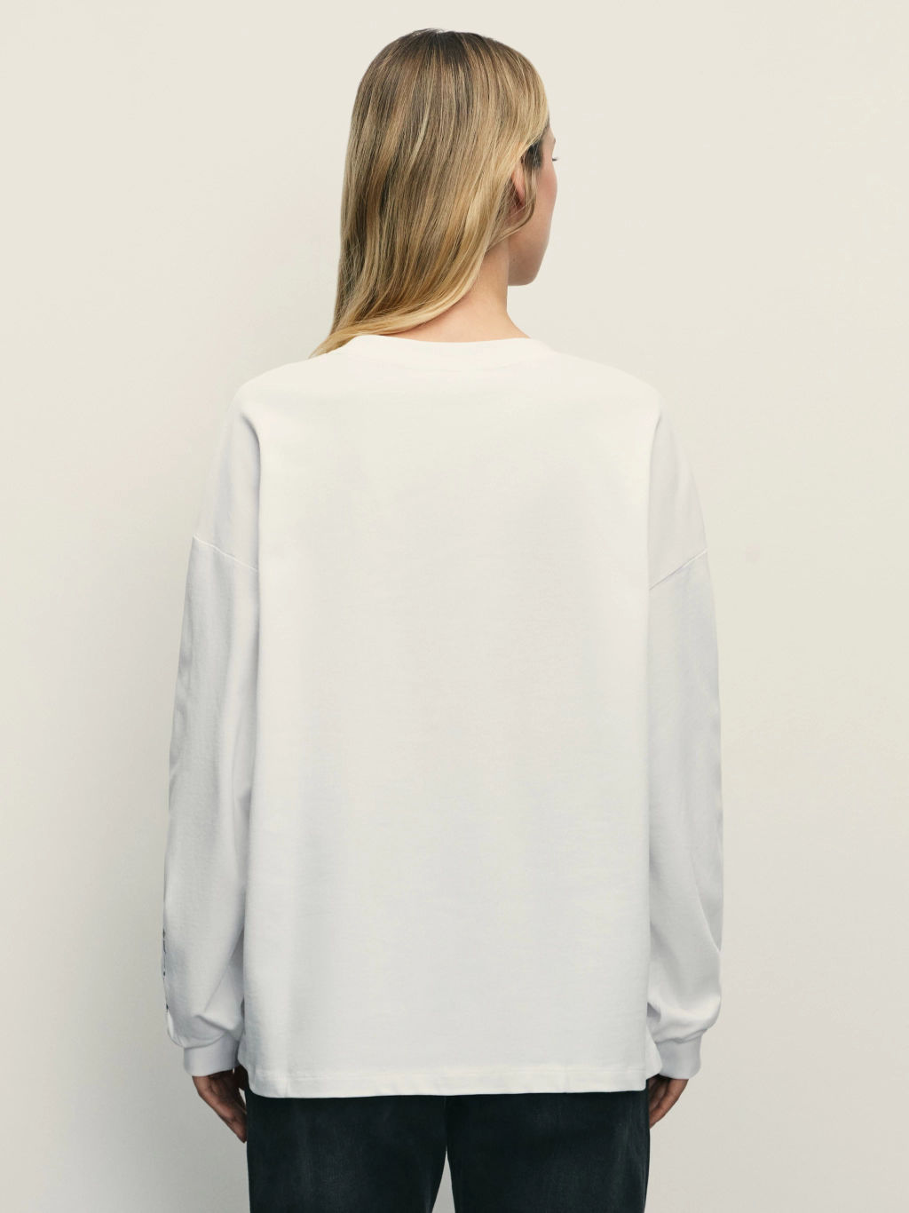 Лонгслив оверсайз с манжетами и принтом на рукаве / Zarina  фото 6