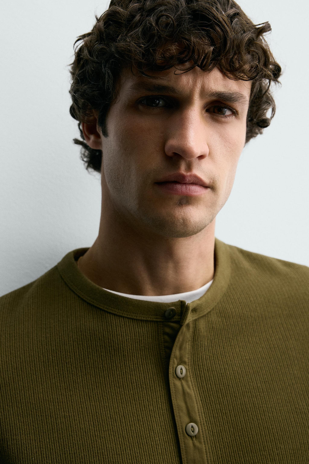 CAMISETA ESTRUCTURA CUELLO PANADERO / Khaki