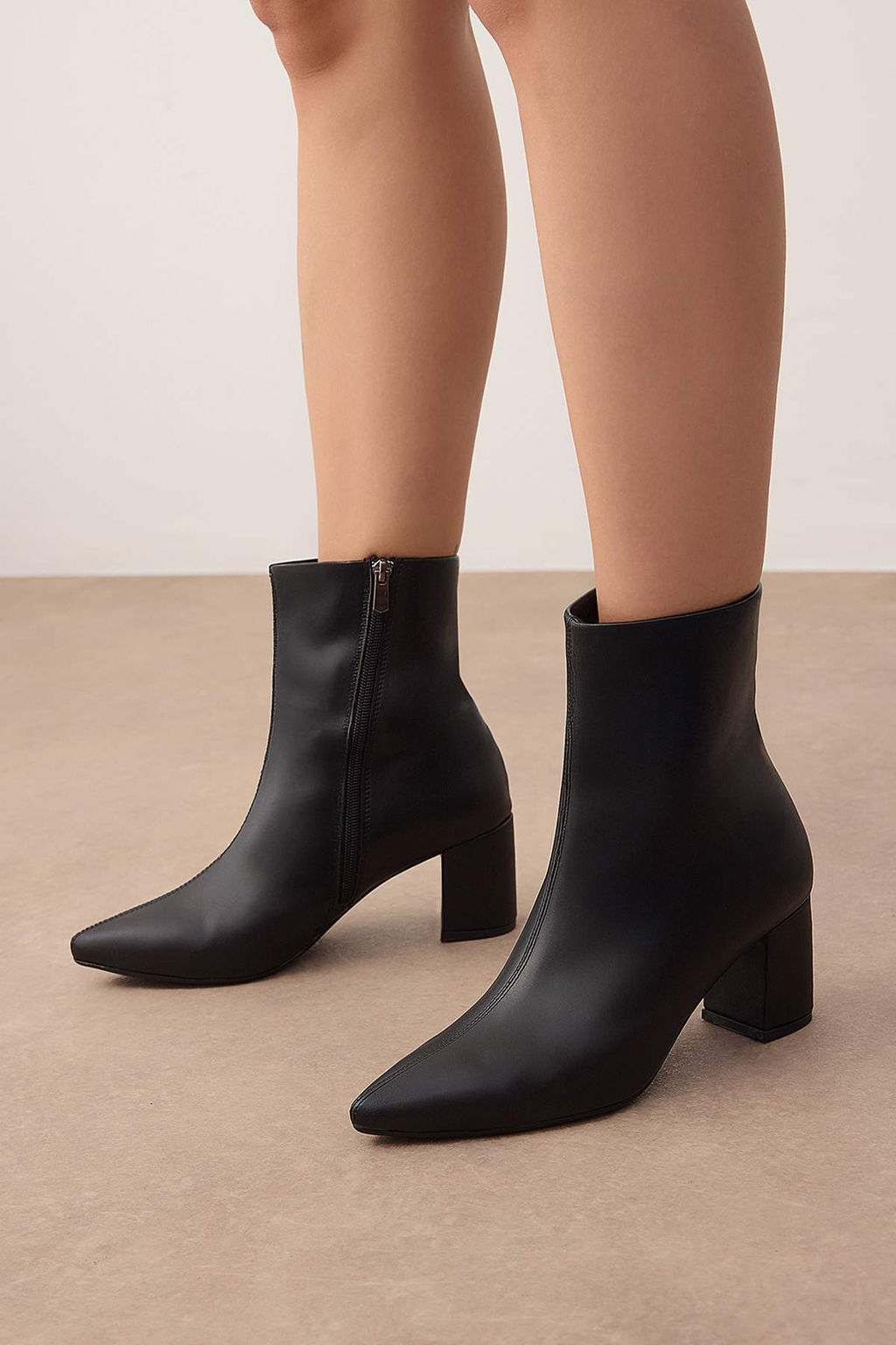 Siyah Sivri Burun Kad?n Blok Topuklu Yar?m Bot
TAKAW26BO00067