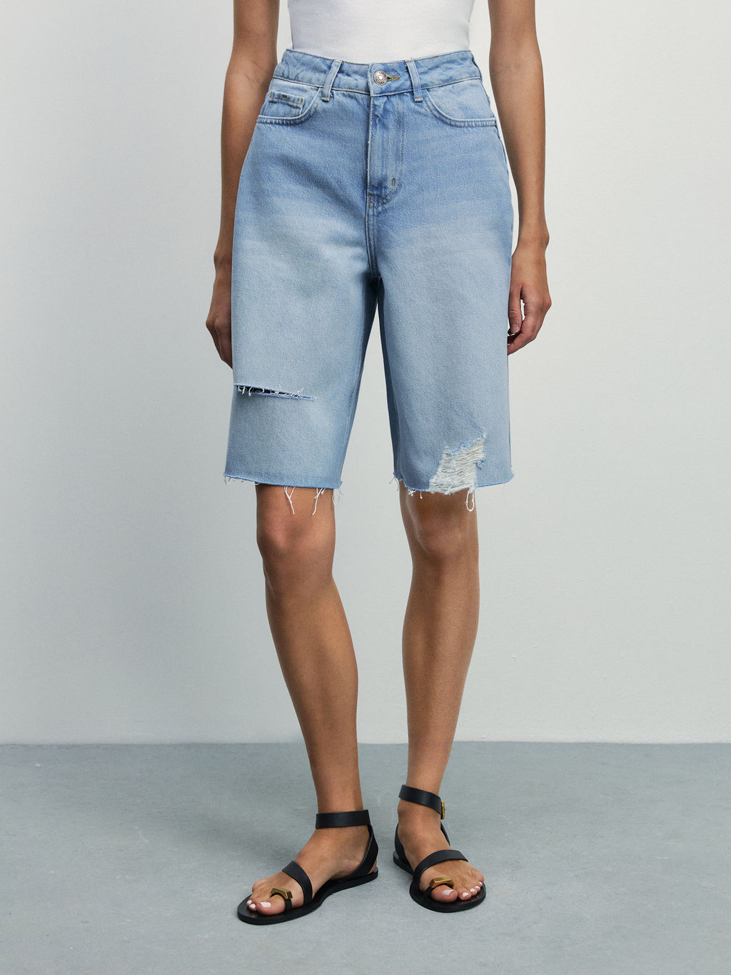 Джинсовые шорты-бермуды с разрывами / Zarina  фото 3