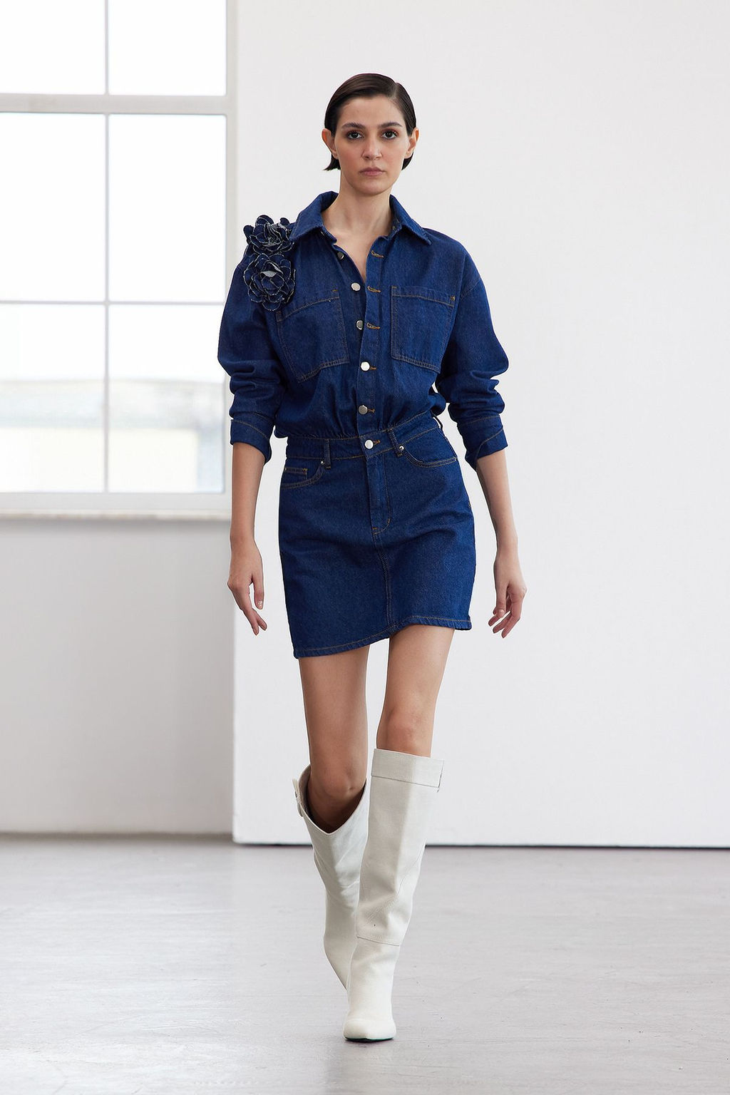 TRENDYOLMILLA Limited Edition Mavi Gul Detayl? Mini Denim Gomlek Elbise TWOAW25EL00396