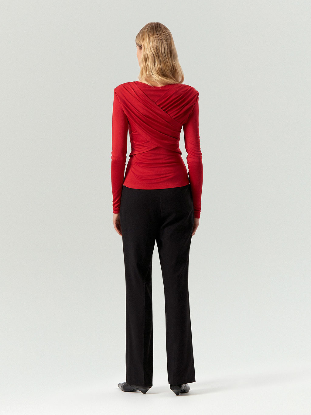 ЕМКА / Лонгслив с драпировкой и подплечниками - Emka фото 5