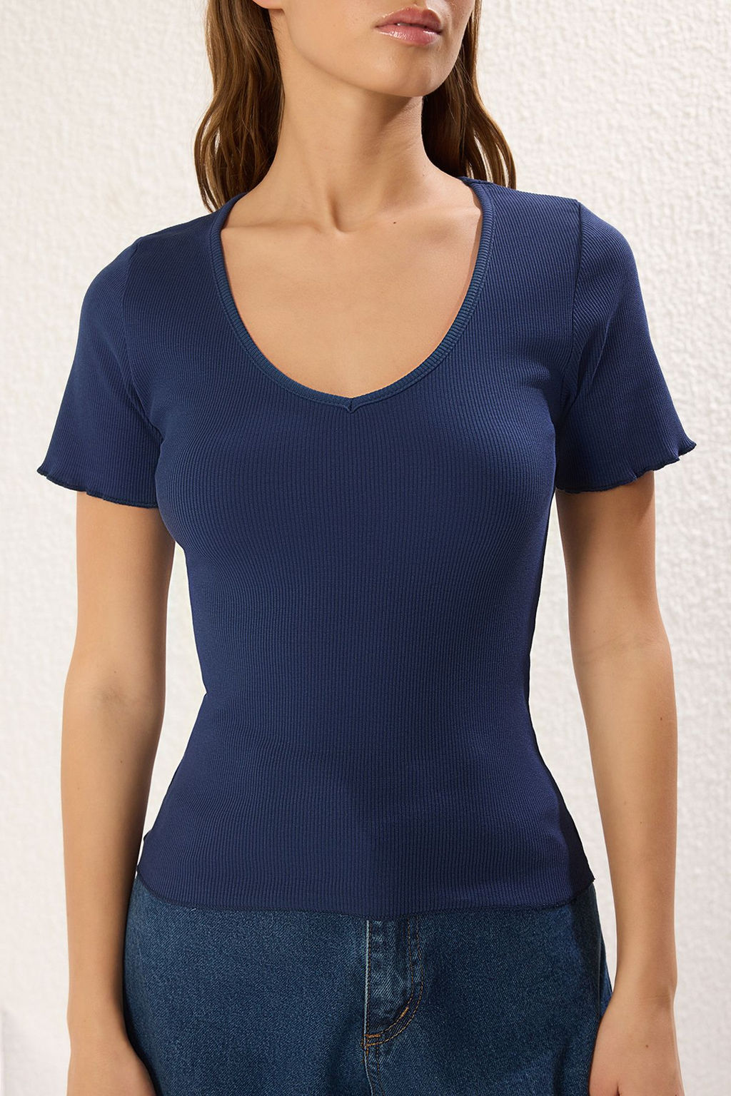 Lacivert-Ekru Pamuklu Fitilli V Yaka Esnek Orme Bluz TWOSS25BZ00405 - Trendyolmilla фото 3