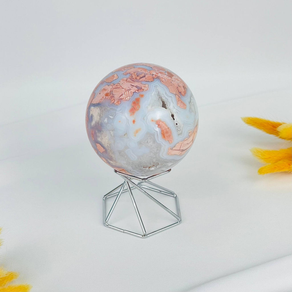 Шар из розового цветочного Агата на подставке