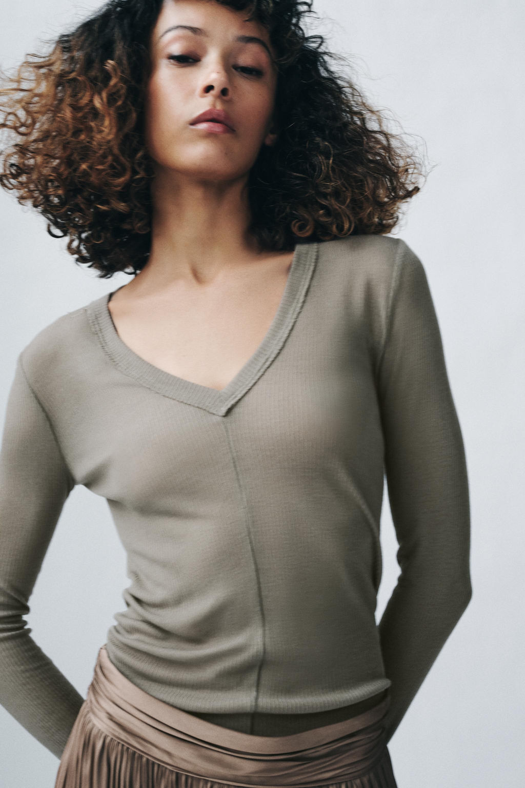 CAMISETA RIB ESCOTE PICO / Khaki claro - Zara фото 2