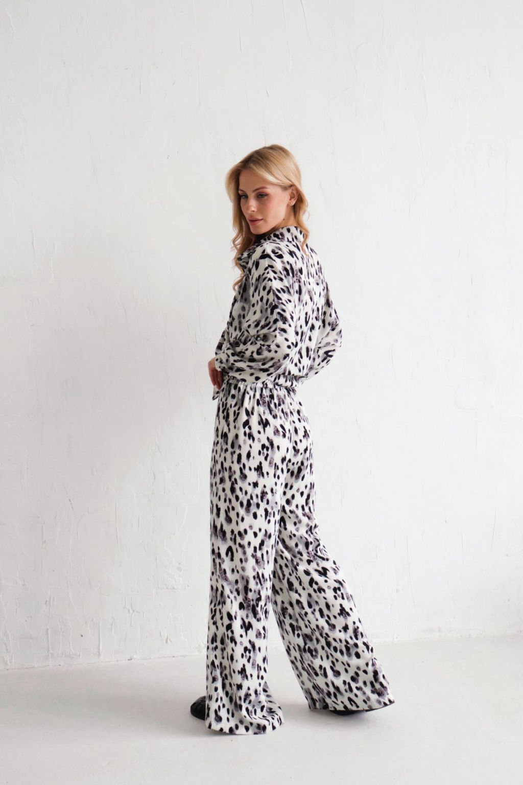 9438 Костюм летний с чёрно-серым принтом - Martichelli фото 7