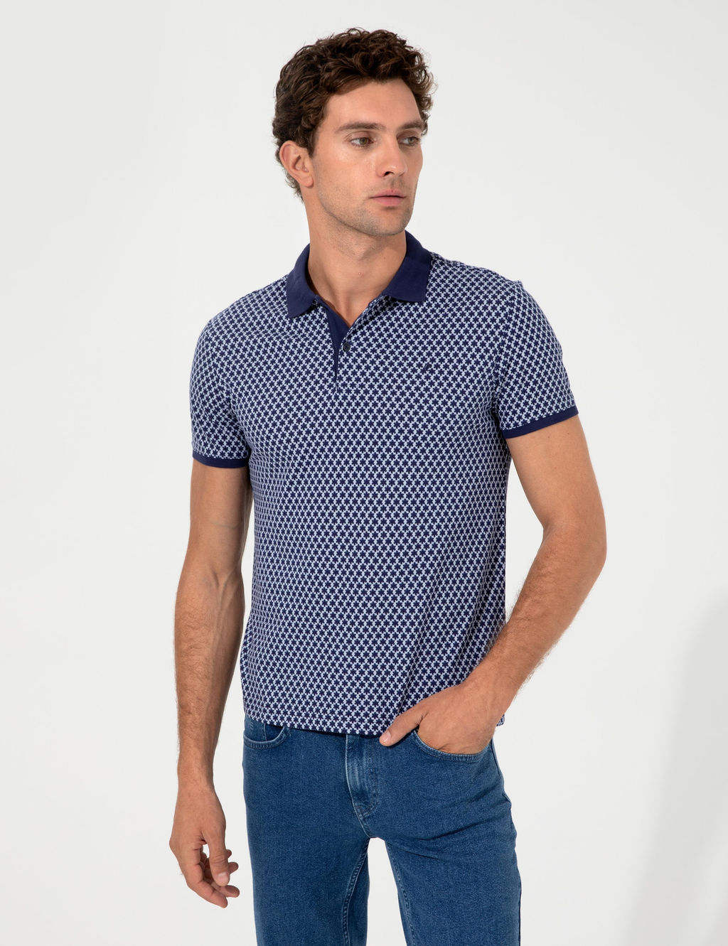 Темно-синяя футболка с воротником-поло