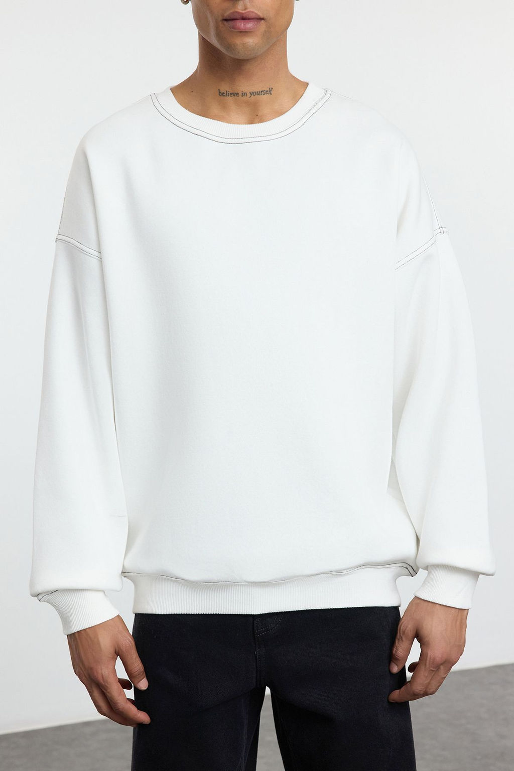 TRENDYOL MAN Antrasit Oversize/Genis Kesim Kontrast Dikis Detayl? Bisiklet Yaka Sweatshirt TMNAW24SW00011 - Trendyolmilla фото 3