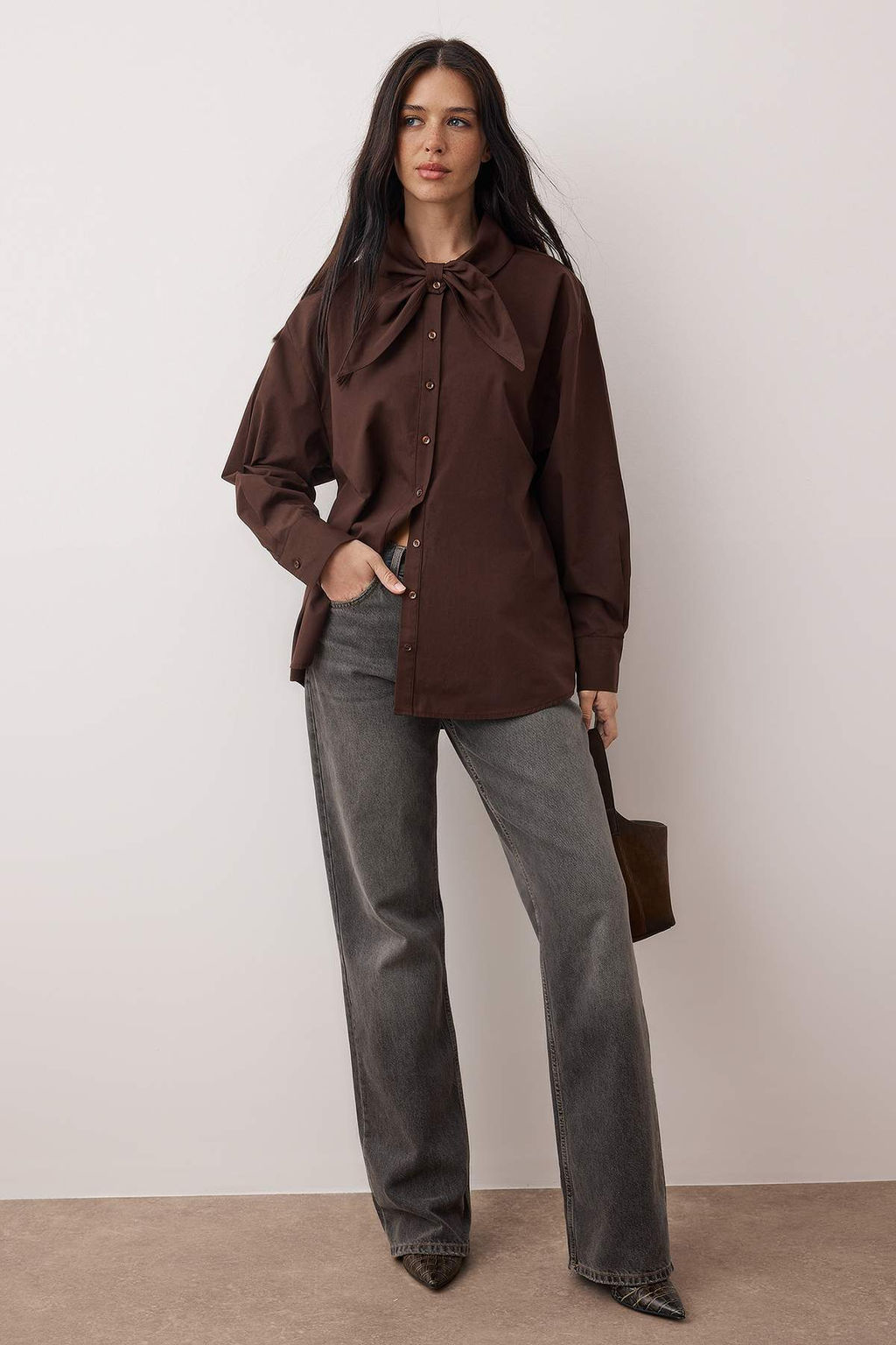 Koyu Kahverengi Pamuklu Yaka Fiyonk Baglamal? Genis Kal?p Poplin Gomlek TWOAW26GO00123 - Trendyolmilla фото 2