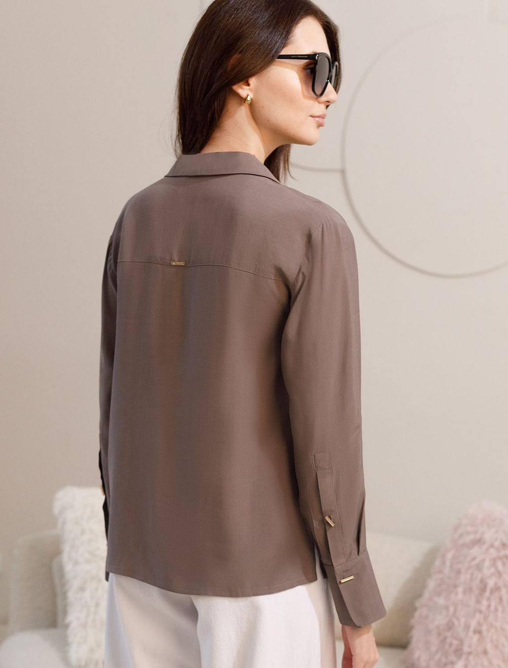 Блузка Vilatte с широкими манжетами, кофейная, из вискозы с лиоцеллом