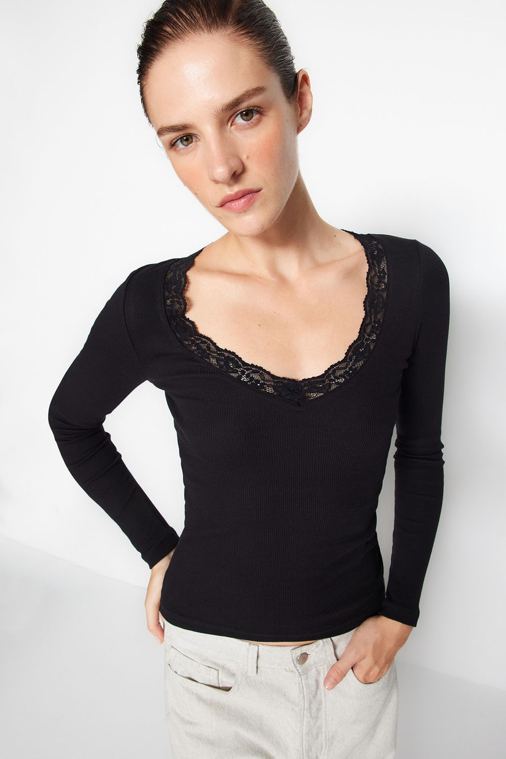 Trendyolmilla Gri V Yaka Dantel Detayl? Fitilli Fitted/Vucuda Oturan Pamuklu Esnek Orme Bluz TWOAW24BZ00070  фото 3